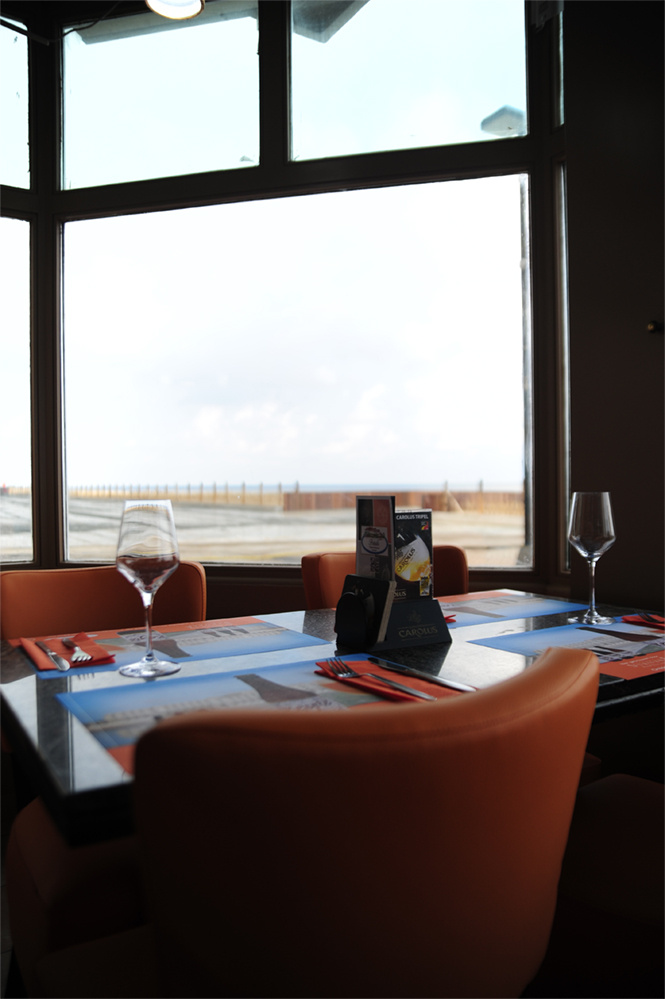 tafelen met zicht op zee Tibetaans restaurant Westende